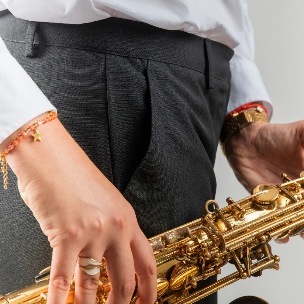 pantalon-negro-musico-mujer-saxofon-detalle